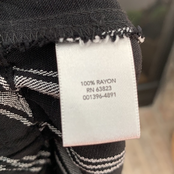 5/$20 Fred & David cropped wide leg jumpsuit sz S, black & white stripe. V neck. - Picture 6 of 6